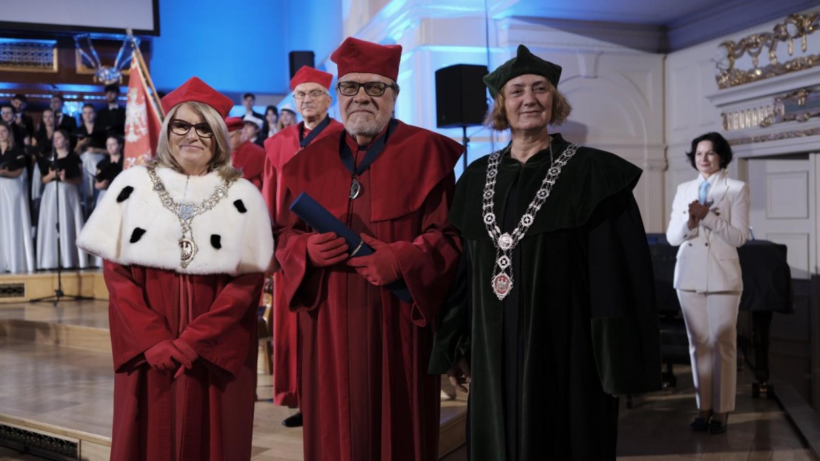 Przyznanie medalu PALMAE UNIVERSITATIS STUDIORUM POSNANIENSIS prof. Andrzejowi Lesickiemu. Fot. Władysław Gardasz