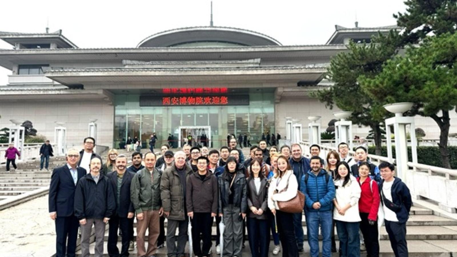 Uczestnicy konferencji CMSE 2025 przed wejściem do muzeum Terracotta Army.