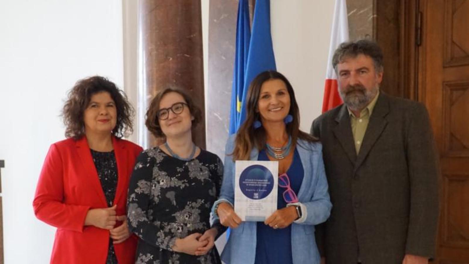 prof. UAM Iwona Chmura-Rutkowska i prof. UAM Katarzyna Waszyńska z Wydziału Studiów Edukacyjnych (współautorki koncepcji i narzędzia badawczego) oraz dr Maciej Kokociński i dr Anna Kokocińska z Wydziału Socjologii