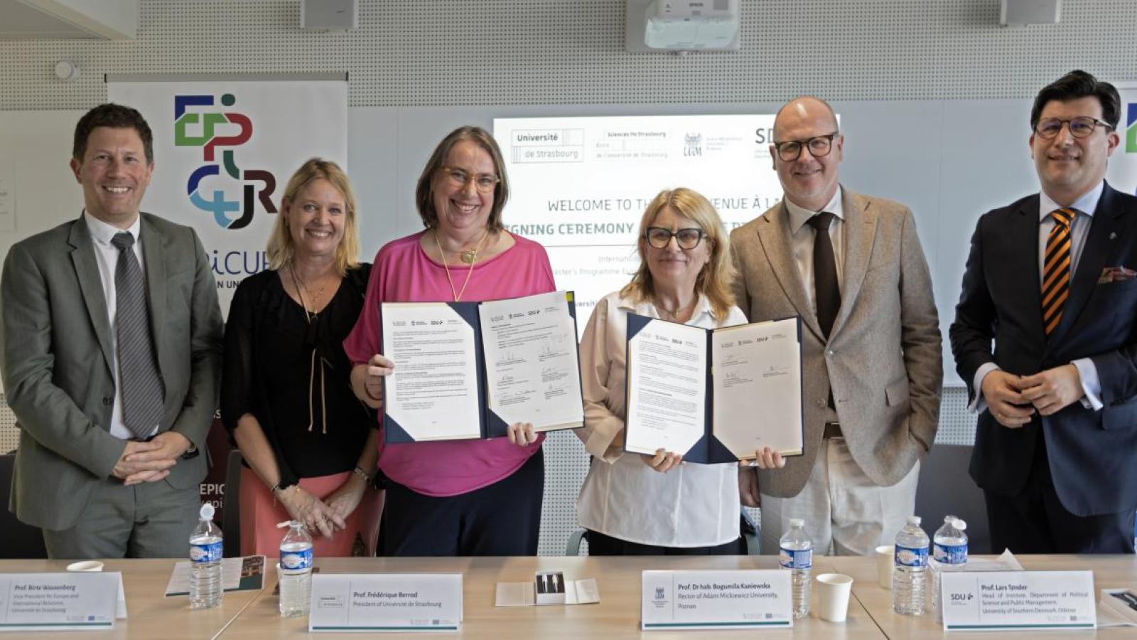Uniwersytet im. Adama Mickiewicza w Poznaniu, Uniwersytet w Strasburgu oraz Uniwersytet Południowej Danii podpisały w Strasburgu umowę o utworzeniu programu potrójnego dyplomu (triple master)