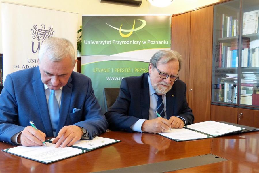 Rektor Uniwersytetu Przyrodniczego w Poznaniu prof. dr hab. Jan Pikul oraz Rektor Uniwersytetu im. Adama Mickiewicza w Poznaniu prof. UAM dr hab. Andrzej Lesicki