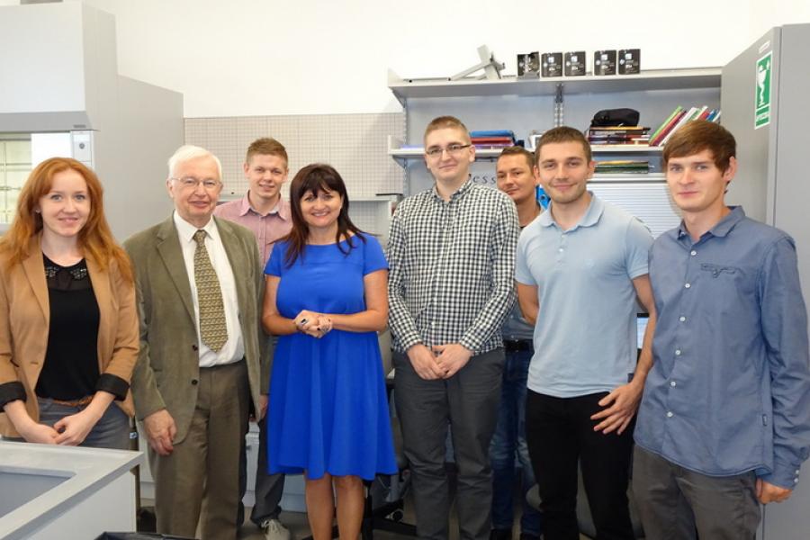 Na zdjęciu prof. Violetta Patroniak w uniwersyteckim otoczeniu