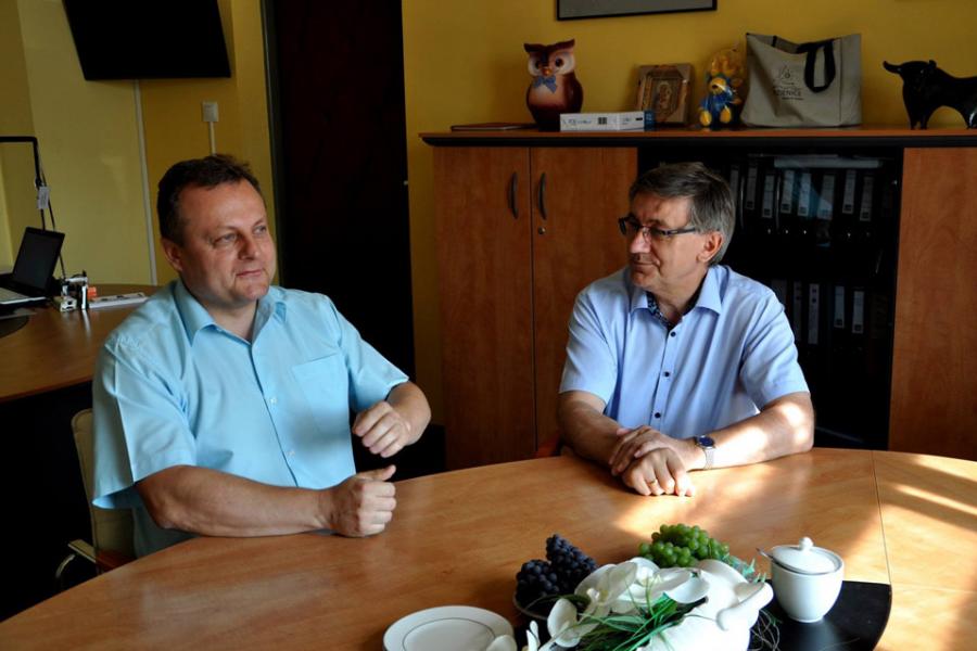 Burmistrz Tomasz Ciszewicz w rozmowie z prorektorem Tadeuszem Wallasem