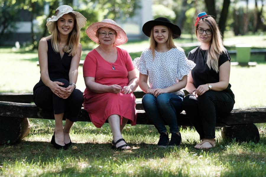 prof. Anna Brzezińska ze studentkami