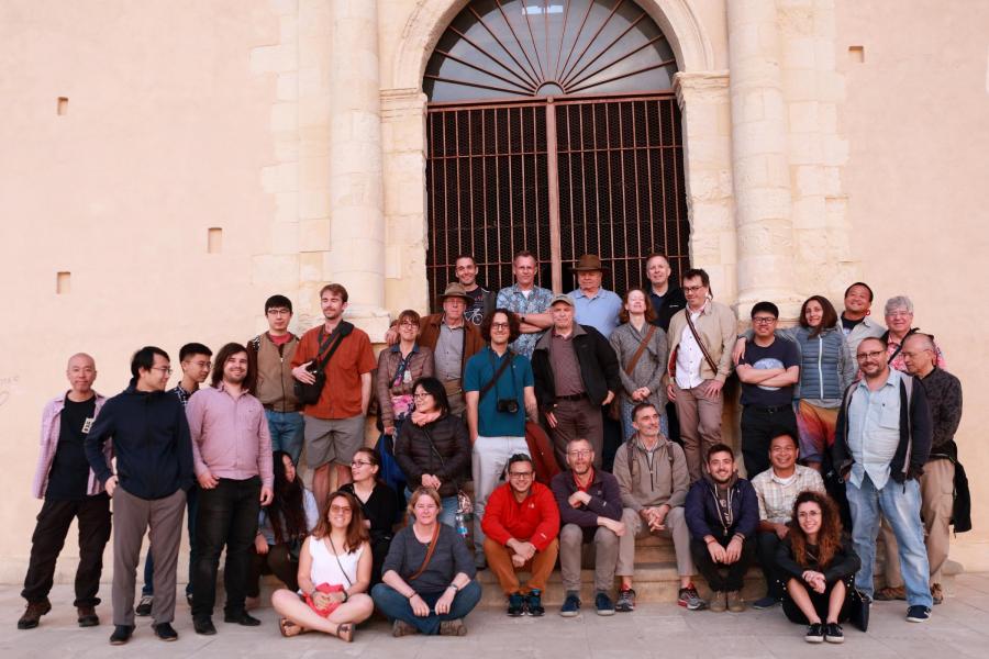 Naukowcy ekspedycji IODP 360 na tle kościoła San Matteo we wpisanym na listę UNESCO miasteczku Scicli na Sycylii. Czwarty z lewej strony dr Jakub Ciążela z UAM. (Fot. B. Ildefonse)