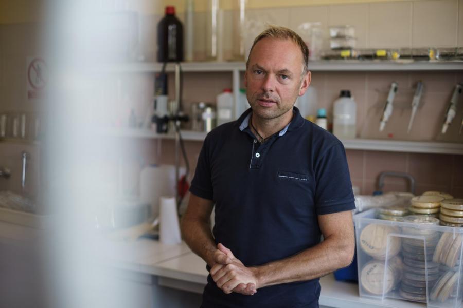 prof. Bartłomiej Mazela