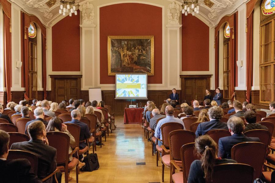 Dlaczego warto badać losy absolwentów?