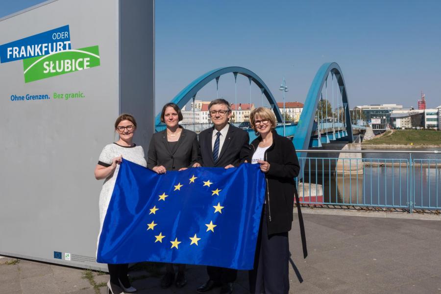 Na zdjęciu od lewej:  Katarzyna Mintus-Trojan, w zastępstwie burmistrza Słubic, prof. dr Julia von Blumenthal, Prezydentka Uniwersytetu Europejskiego Viadrina, prof. dr hab. Tadeusz Wallas, Prorektor Uniwersytetu im. Adama Mickiewicza w Poznaniu ds. Collegium Polonicum, Corinna Schubert w zastępstwie nadburmistrza Frankfurtu nad Odrą. Fot. Adam Czerneńko
