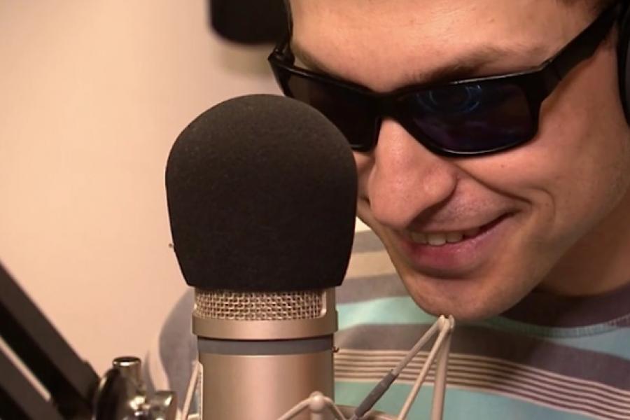 Adam Jamróz jest studentem Wydziału Nauk Politycznych i Dziennikarstwa UAM oraz dziennikarzem studenckiego Radia Meteor