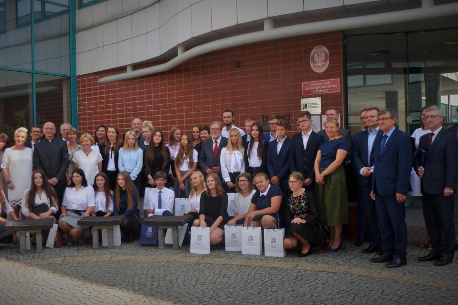 Fotografia pierwszego rocznika klas Uniwersyteckiego Liceum Ogólnokształcącego/ Fot. Jagoda Haloszka