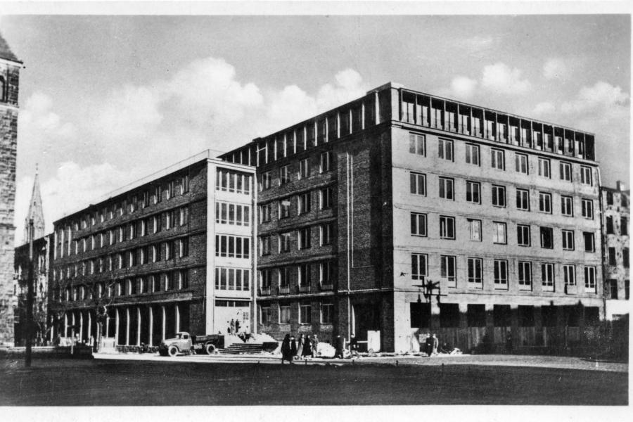 Gmach Komitetu Wojewódzkiego Polskiej Zjednoczonej Partii Robotniczej (obecnie Collegium Martineum) w czasie budowy, widok z narożnika ulic Kościuszki i Czerwonej Armii (obecnie ul. Święty Marcin), 1949-1959, R.S. Ulatowski / Cyryl