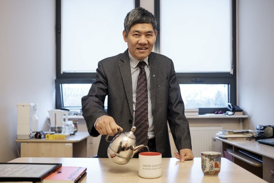 Prof. Thuat Nguyen Chi jest znawcą zarówno literatury, jak i herbaty, którą przywozi do Polski z Wietnamu