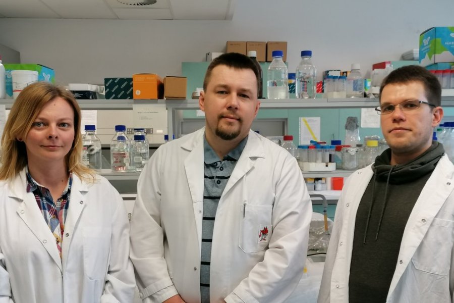 prof. Robert Nawrot, dr hab. inż. Justyna Broniarczyk i dr. Jakub Barylski z Pracowni Wirusologii Molekularnej Wydziału Biologii UAM.