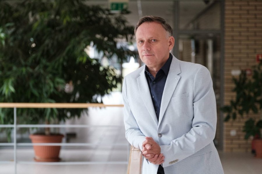 PROF. DR HAB. MACIEJ WALKOWSKI. KIEROWNIK ZAKŁADU POLITYKI SPOŁECZNEJ I GOSPODARCZEJ NA WYDZIALE NAUK POLITYCZNYCH I DZIENNIKARSTWA UAM Fot. Adrian Wykrota