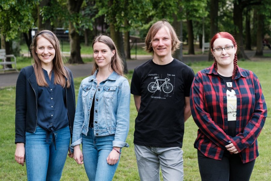 Dr Dominika Przybylska, Natalia Jurga, prof. Tomasz Grzyb, Sylwia Rzeszczyńska, fot. Adrian Wykrota