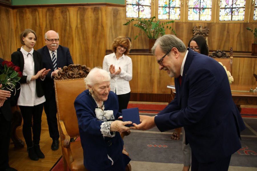 Prof. Krystyna  Paluszyńska-Daszkiewicz otrzymała medal Homini Vere Academico w 2017 roku, fot. Przemysław Stanula