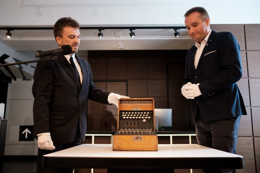 Centrum Szyfrów Enigma - Aleksander Ostasz i Mariusz Wiśniewski prezentują model niemieckiej maszyny szyfrującej, fot. Adrian Wykrota