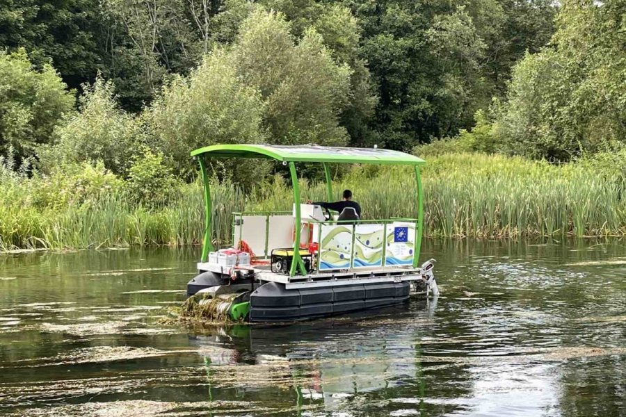 Na zdjęciu prototyp do zbioru biomasy glonów ze zbiorników słodkowodnych .