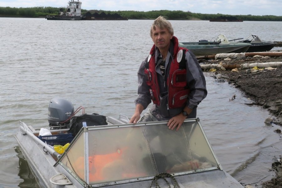 Prof. Jiří Chlachula nad rzeką Kołymą na ekspedycji w 2019 r., fot. archiwum prywatne