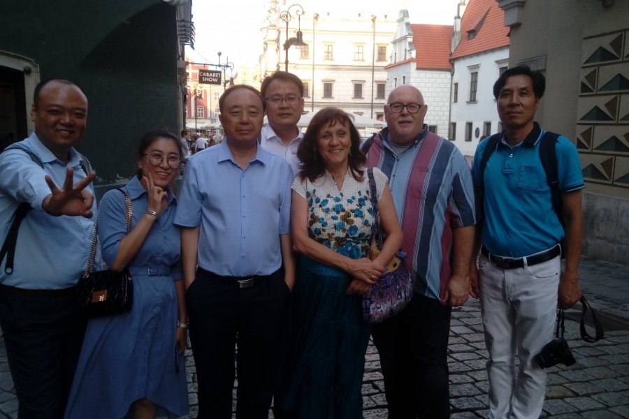 Prof. Ilona Koutny w otoczeniu delegacji z chińskiego uniwersytetu oraz swoich współpracowników.