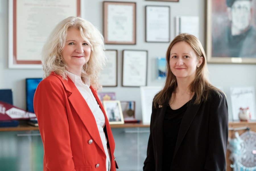 Prof. dr hab. Katarzyna Dziubalska-Kołaczyk i prof. UAM Joanna Pawelczyk Fot. Adrian Wykrota