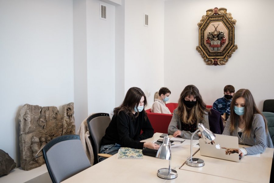 Zabytkowy kartusz w wydziałowej bibliotece. Fot. Adrian Wykrota