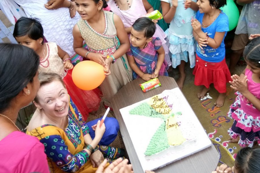 Natalia Bloch i jej przyjęcie urodzinowe w Hampi, Indie 2017 (fot. Nagaraj).