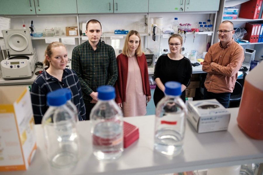 Prof. Mikołaj Olejniczak z zespołem Pracowni Biochemii RNA, fot. Adrian Wykrota