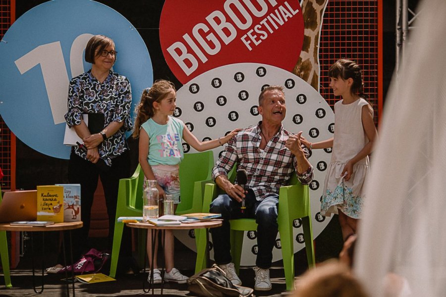Prof. Eliza Karmińska, Ulrich Hub i młode czytelniczki na festiwalu Big Book Festival, fot. Marta Wróbel