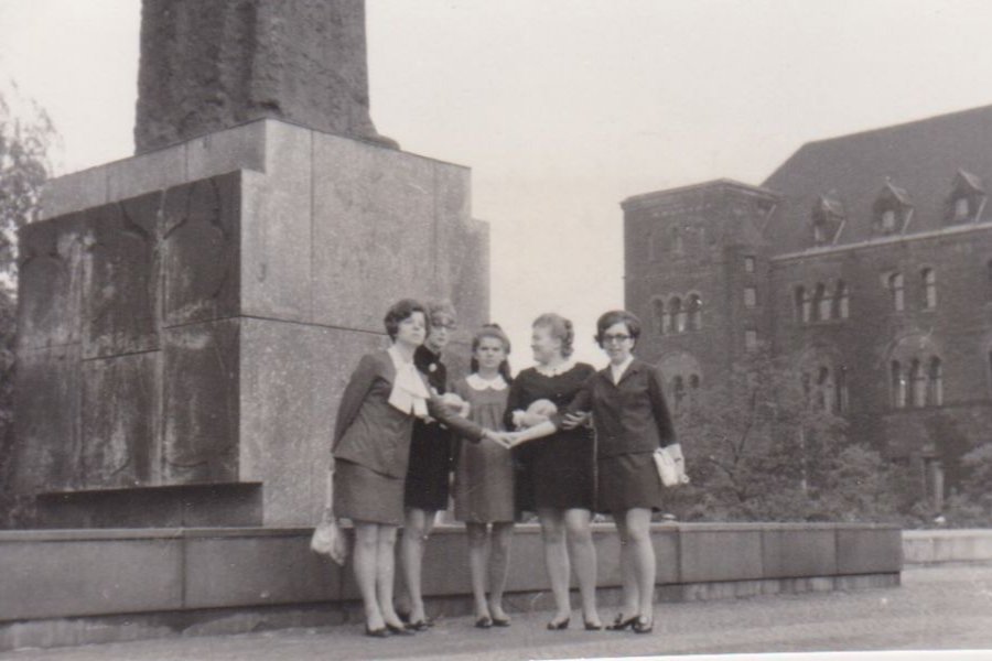 Studentki Filologii Germańskiej pod pomnikiem Adama Mickiewicza - 1970 rok (ze zbiorów Muzeum UAM)