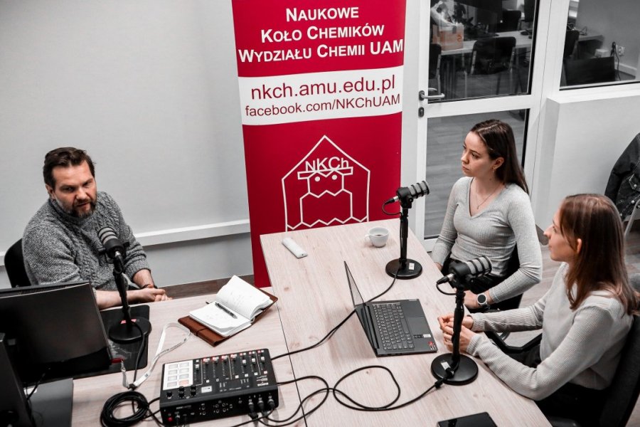 Na zdjęciu dr Michał Larek w trakcie nagrania