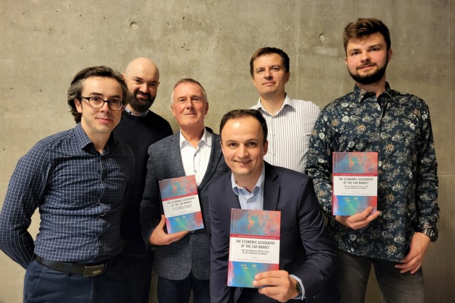 Zespół prof. Tadeusza Stryjakiewicza z Wydziału Geografii Społeczno-Ekonomicznej i Gospodarki Przestrzennej