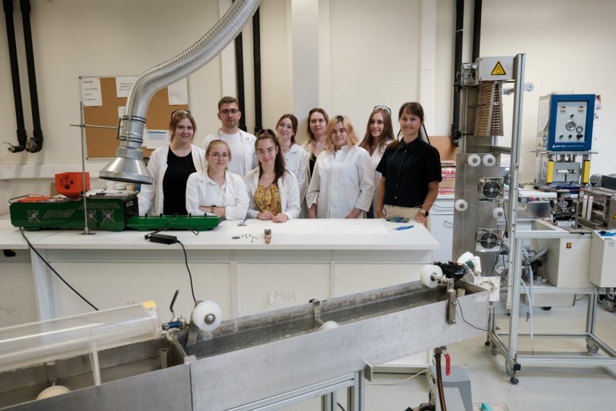 Julia Głowacka z praktykantkami i praktykantami w CZT, fot. Adrian Wykrota