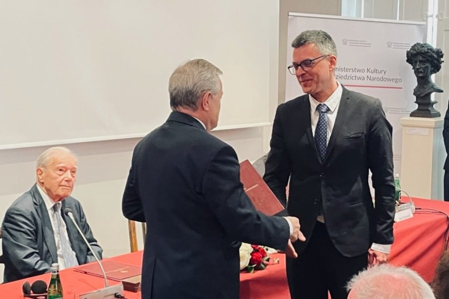 Prof. Forycki otrzymał nominację z rąk prof. Piotra Glińskiego, ministra kultury.