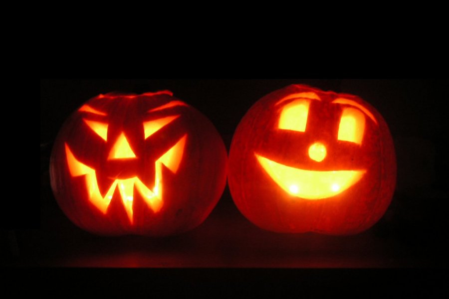 Lampiony halloweenowe, fot. MANSOUR DE TOTH (Wikipedia)