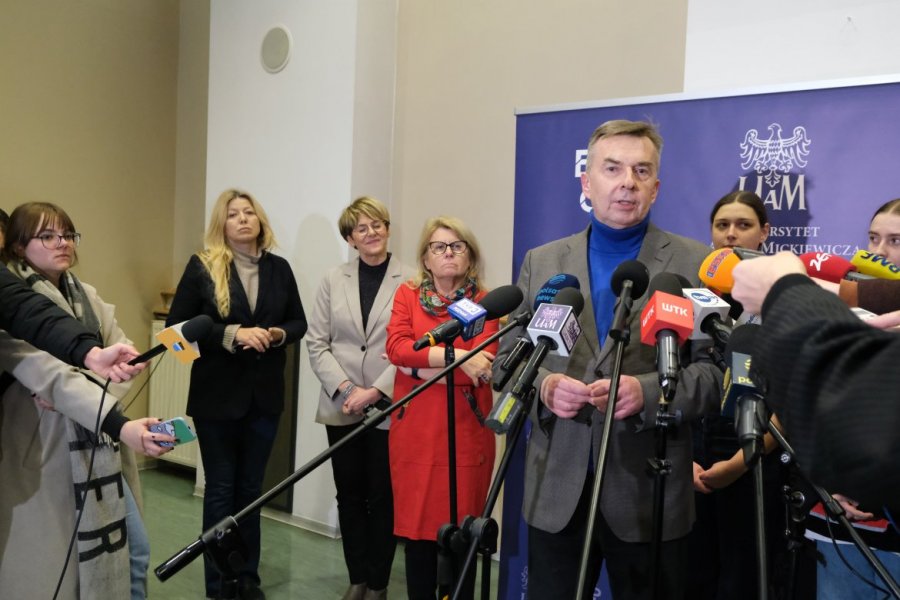 Minister Nauki Dariusz Wieczorek na konferencji, fot. P. Stanula