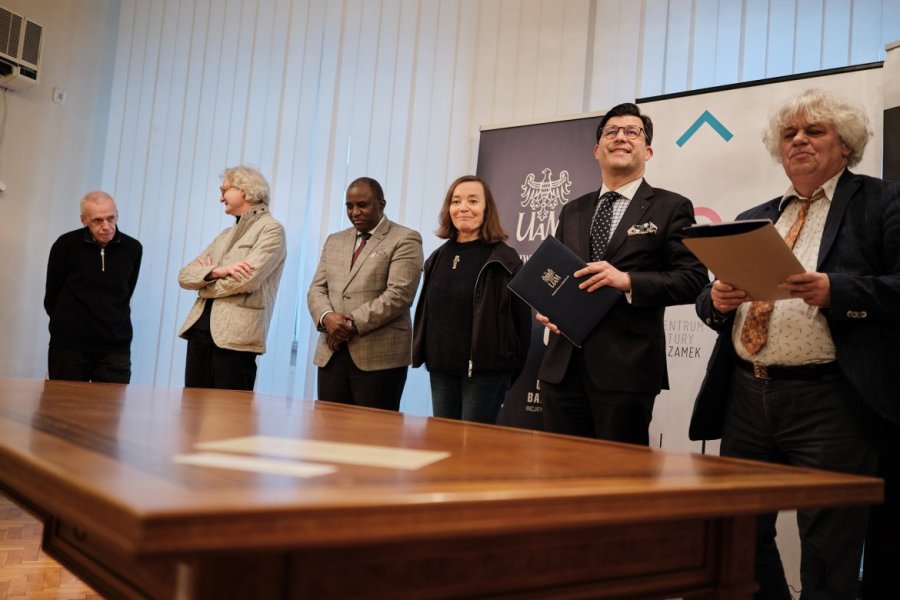 W dawnym Collegium Iuridicum przy ul. Św. Marcin 90 odbyło się uroczyste przekazanie stołu do Centrum Kultury Zamek. Fot. Władysław Gardasz