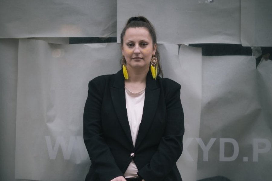 Dr Marlena Kaźmierska z żółtą wstążką, symbolem oficjalnym symbolem świadomości endometriozy, fot. Jan Ratecki