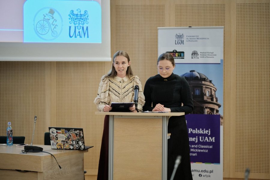 Julia Szyszka, Michalina Żurek – członkinie koła C&F, w strojach z XIX wieku, w trakcie Maratonu Orzeszkowej (21 maja 2025 roku), fot. Władysław Gardasz