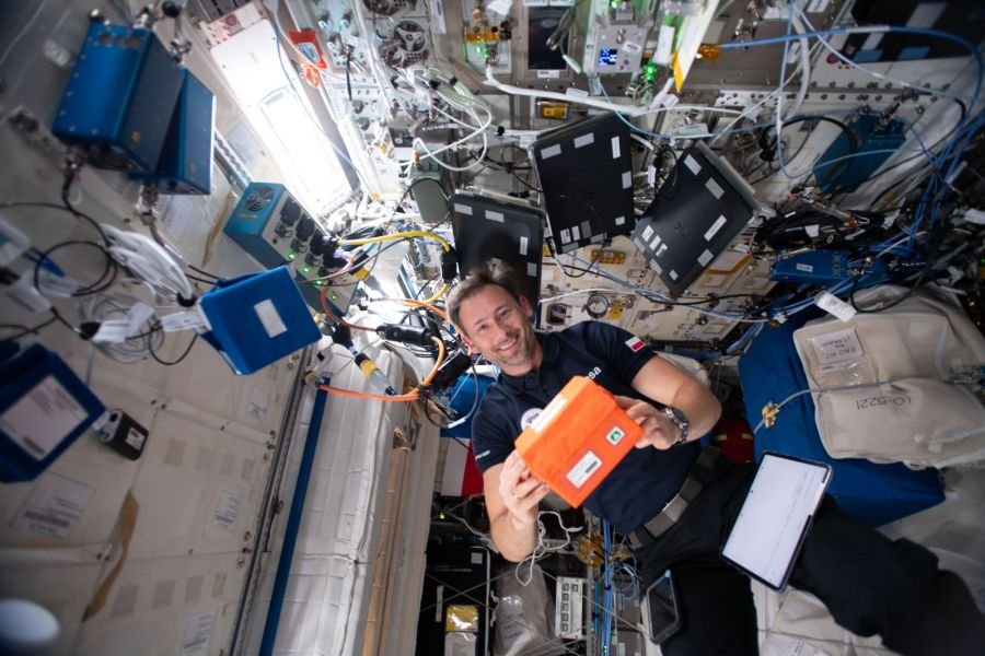 Fot.: Axiom Space/ESA/NASA/POLSA (zdjęcie objęte jest prawami autorskimi ESA). Polski astronauta Sławosz Uznański-Wiśniewski z payloadem eksperymentu Yeast TardigradeGene na Międzynarodowej Stacji Kosmicznej (ISS) podczas misji Axiom Mission 4.